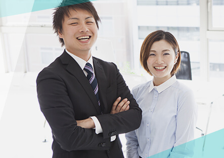 男性と女性が笑っている写真